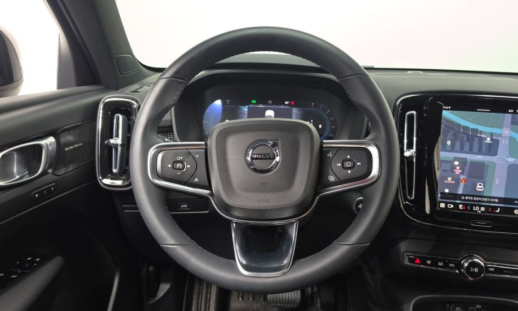 Volvo XC40 B4 Black Edition, 2025