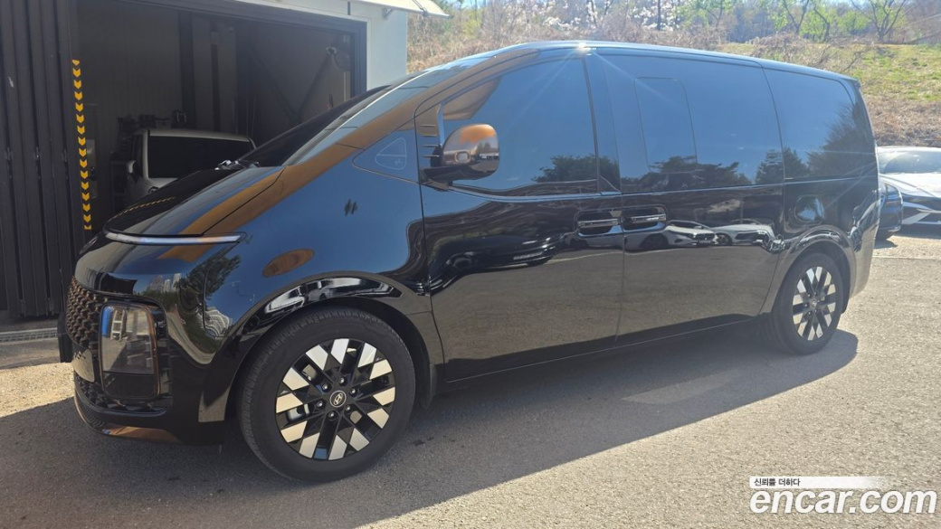 Hyundai Staria Lounge 9-Seater, 2025