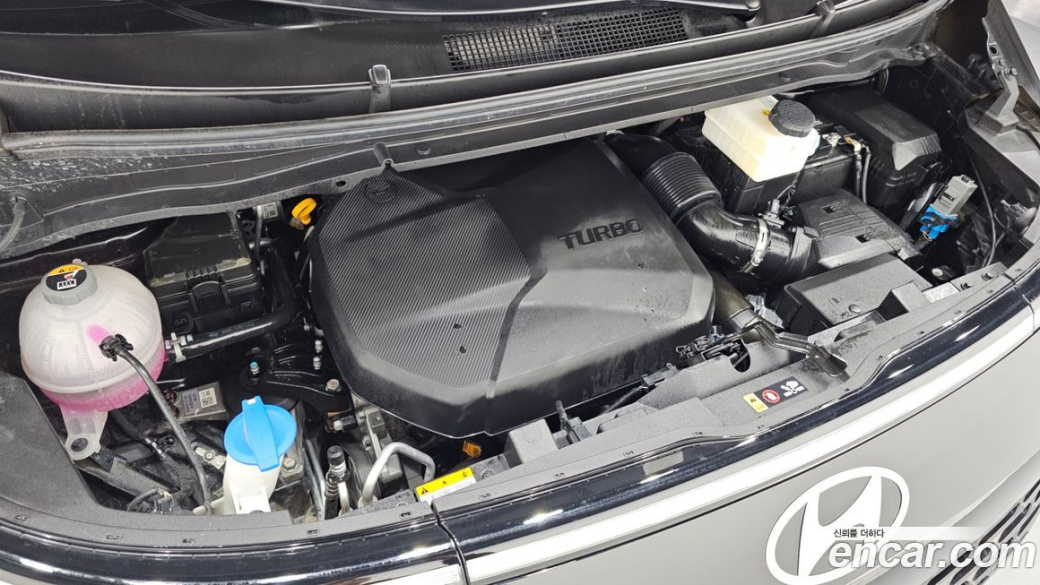 Hyundai Staria 4WD Tourer 9-Seater, 2025