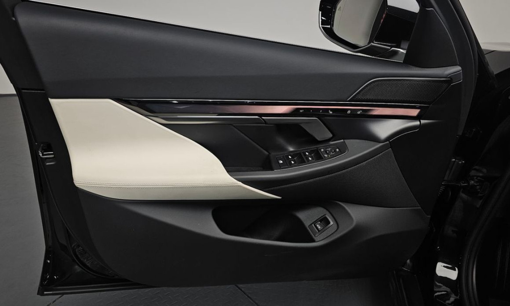 BMW 5-Series 520i, 2025