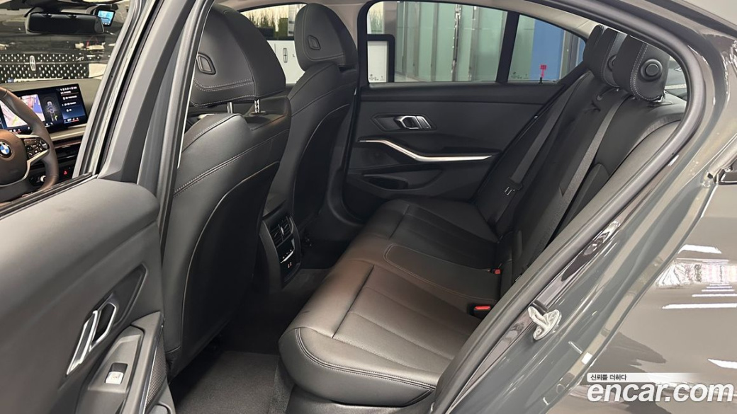 BMW 3-Series 320i, 2025