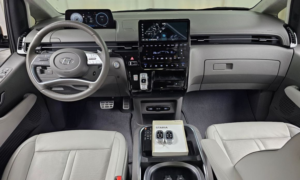 Hyundai Staria 4WD Lounge 7-Seater, 2022