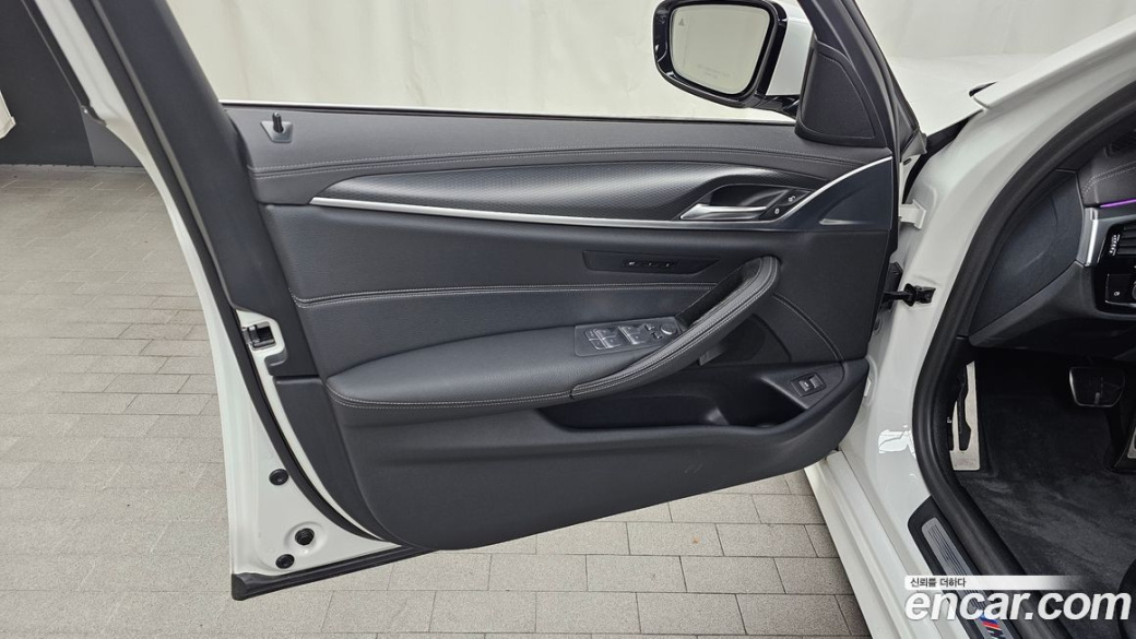 BMW 5-Series 520i M Sport, 2023