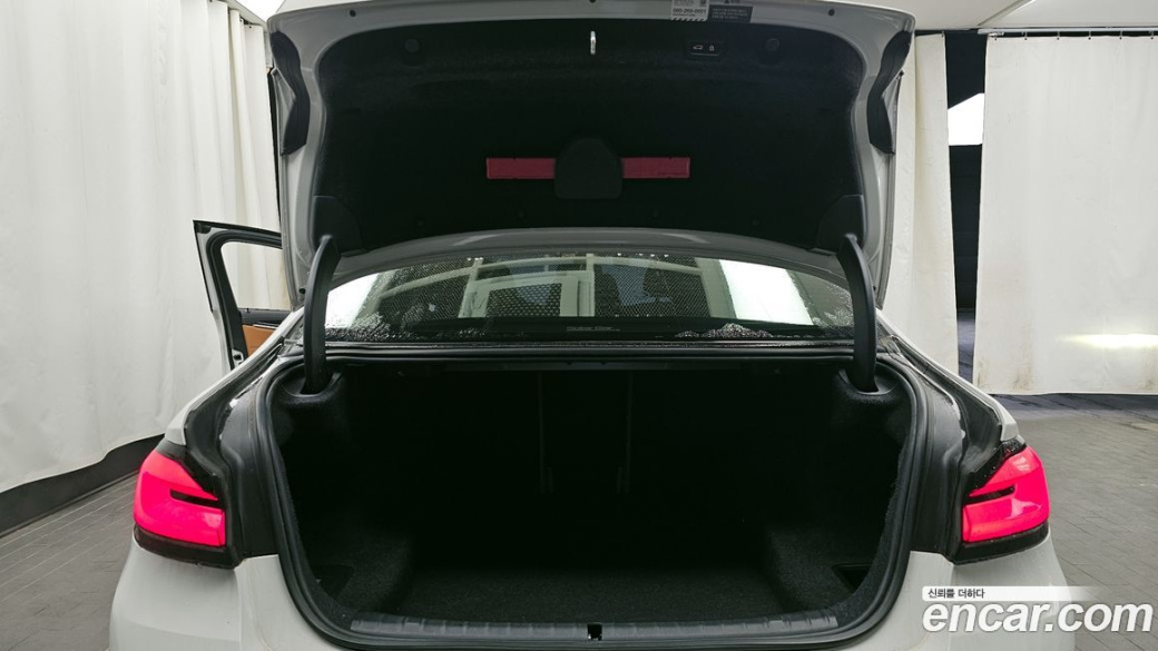 BMW 5-Series 520i Luxury, 2022