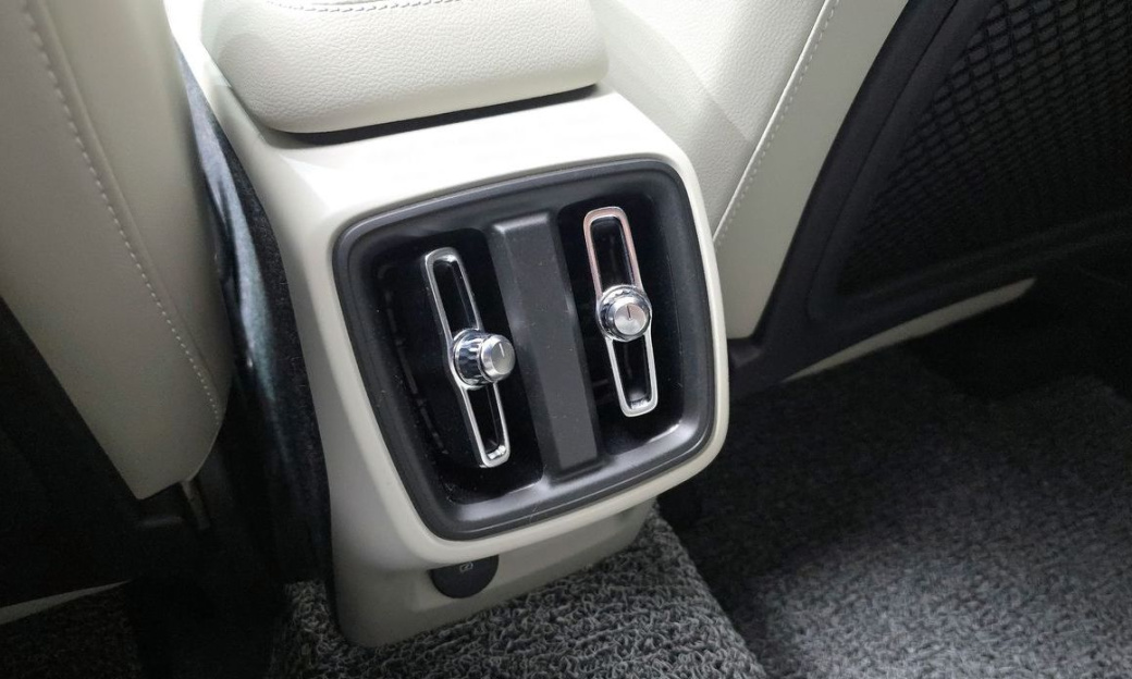 Volvo XC40 B4 Ultimate Bright, 2024