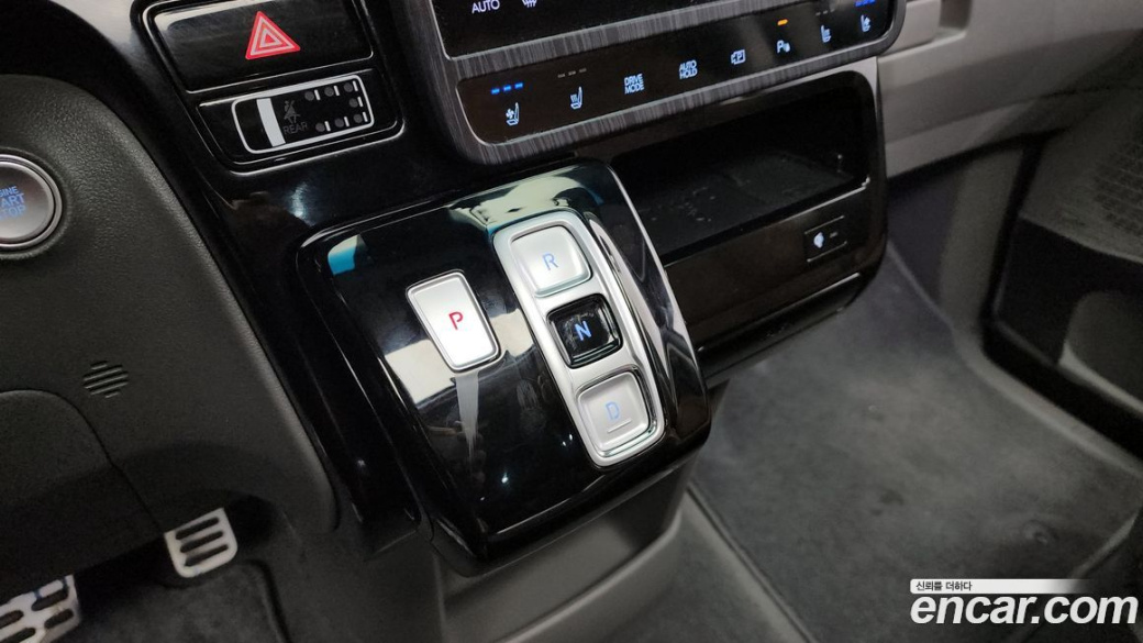 Hyundai Staria 4WD Lounge 9-Seater, 2023