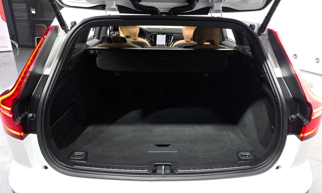 Volvo V60 B5 Ultimate AWD, 2023