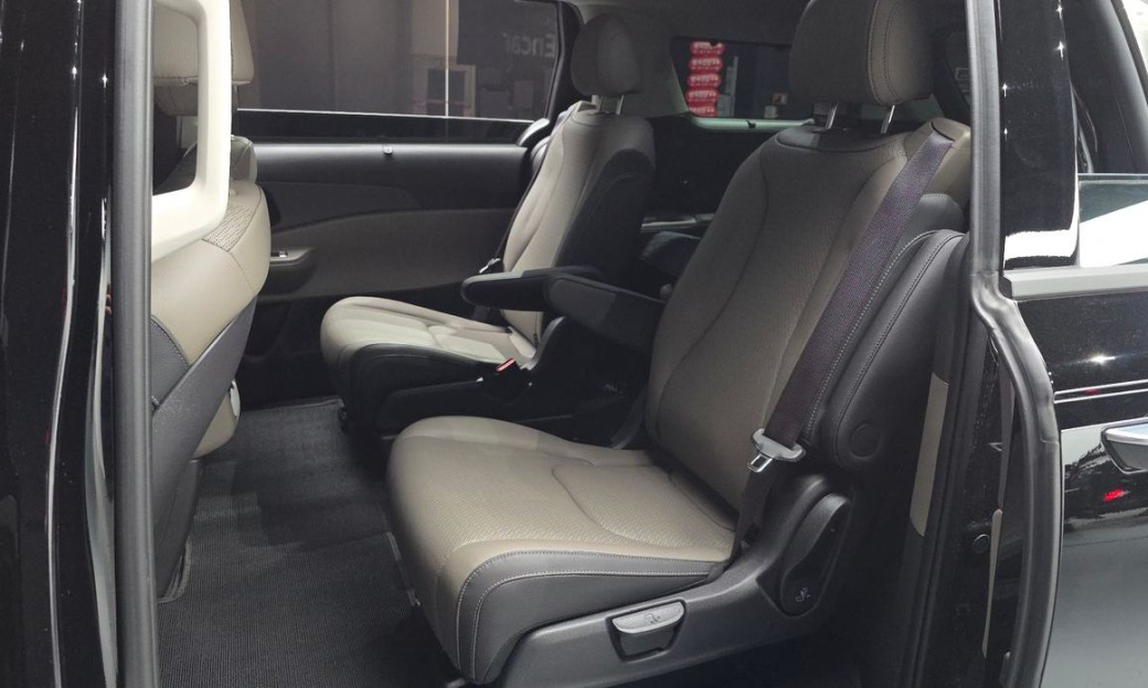Kia Carnival 7-Seater Outdoor, 2025