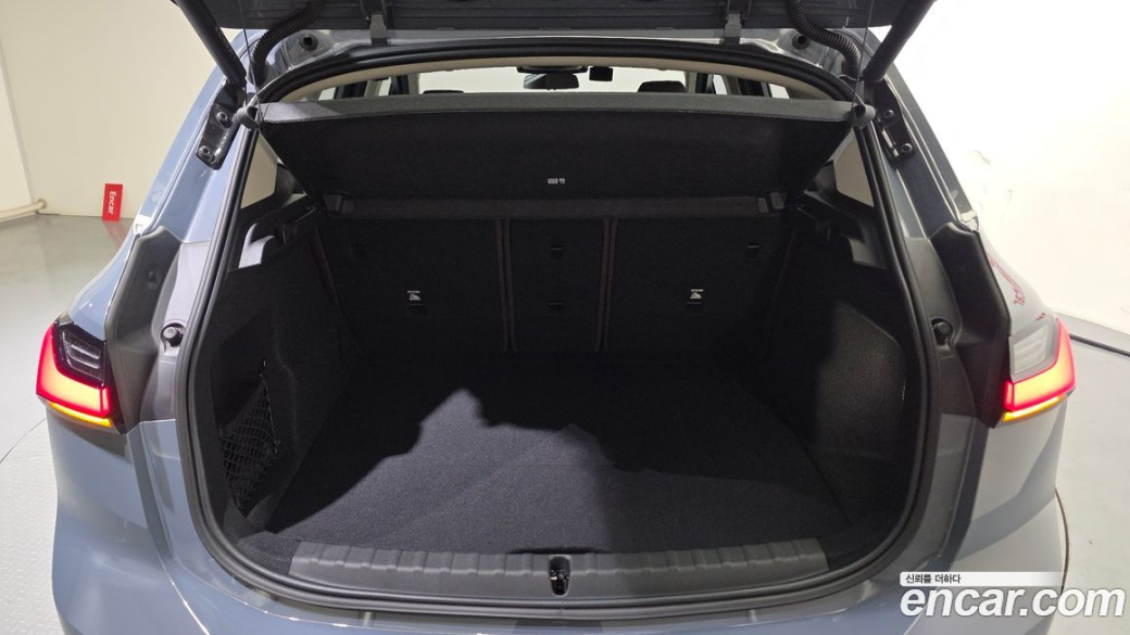 BMW 2-Series 220i Luxury, 2025