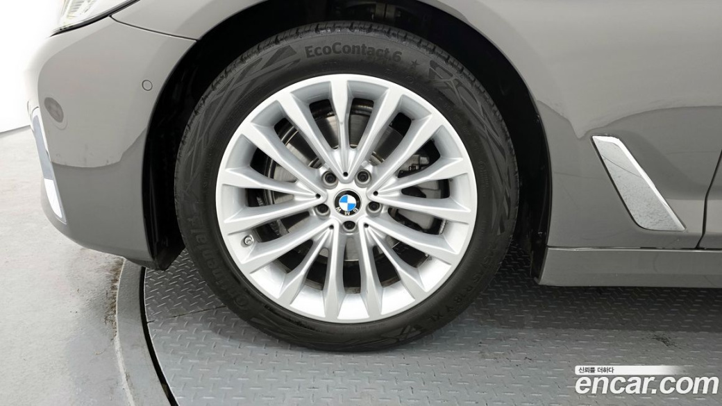 BMW 5-Series 520i Luxury, 2022