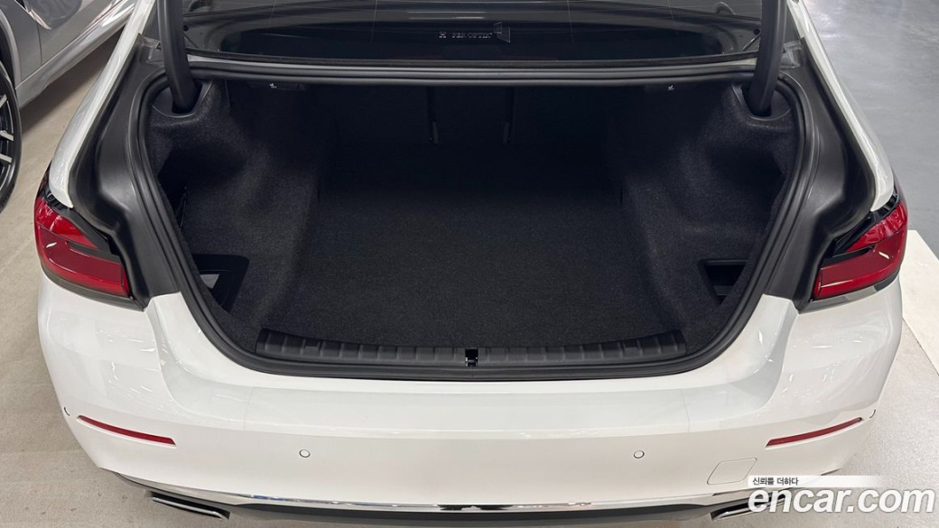 BMW 5-Series 530i xDrive Luxury, 2023