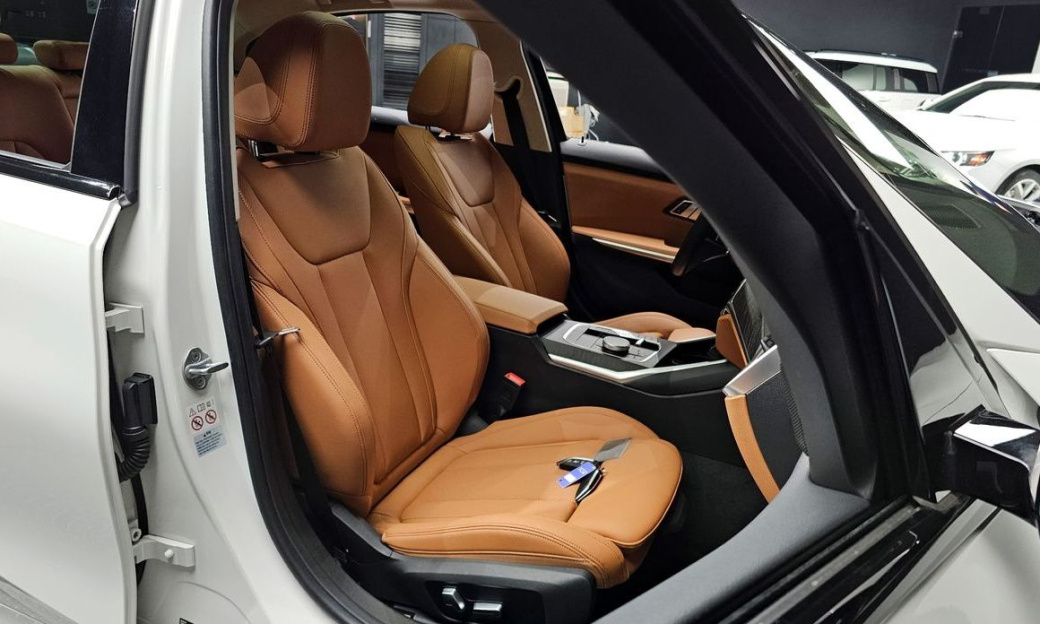 BMW 3-Series 320i, 2023