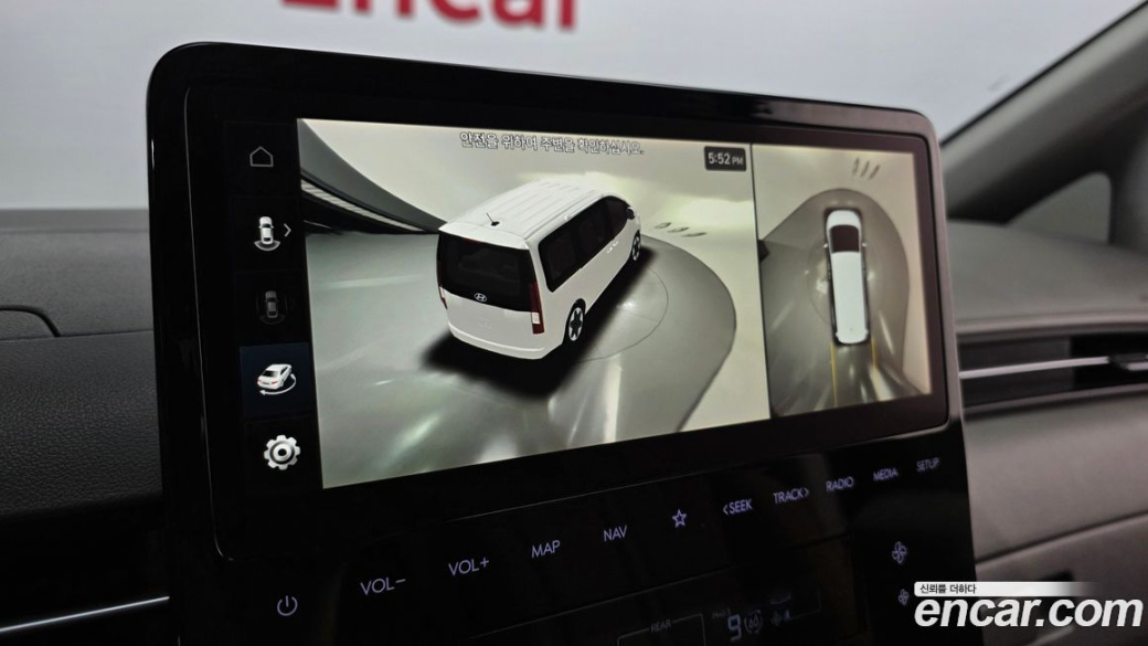 Hyundai Staria 4WD Lounge 7-Seater, 2022