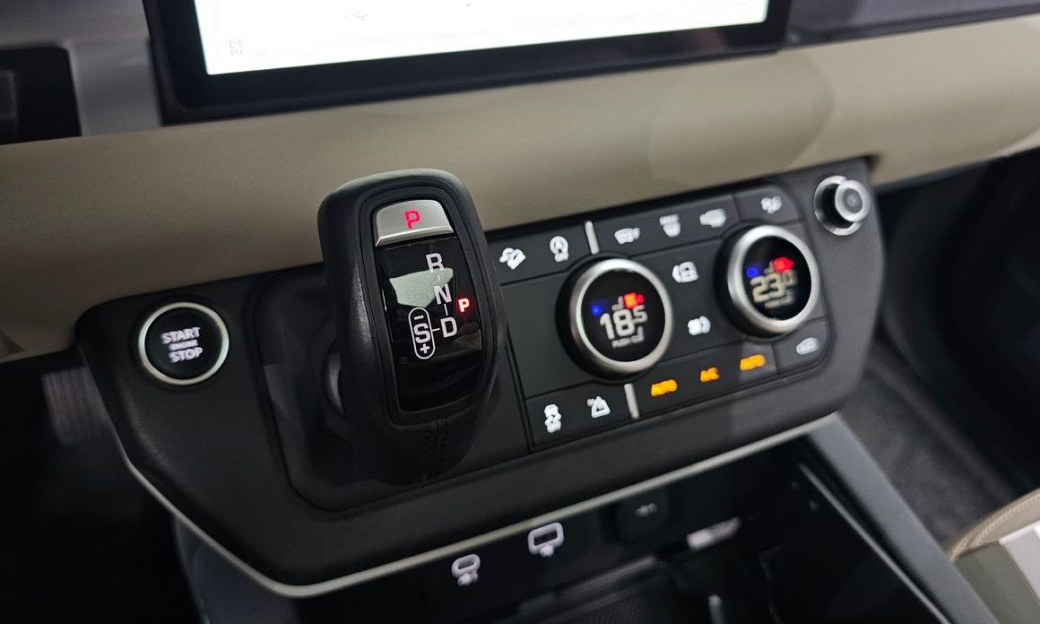 Land Rover Defender 90 D250 SE, 2022