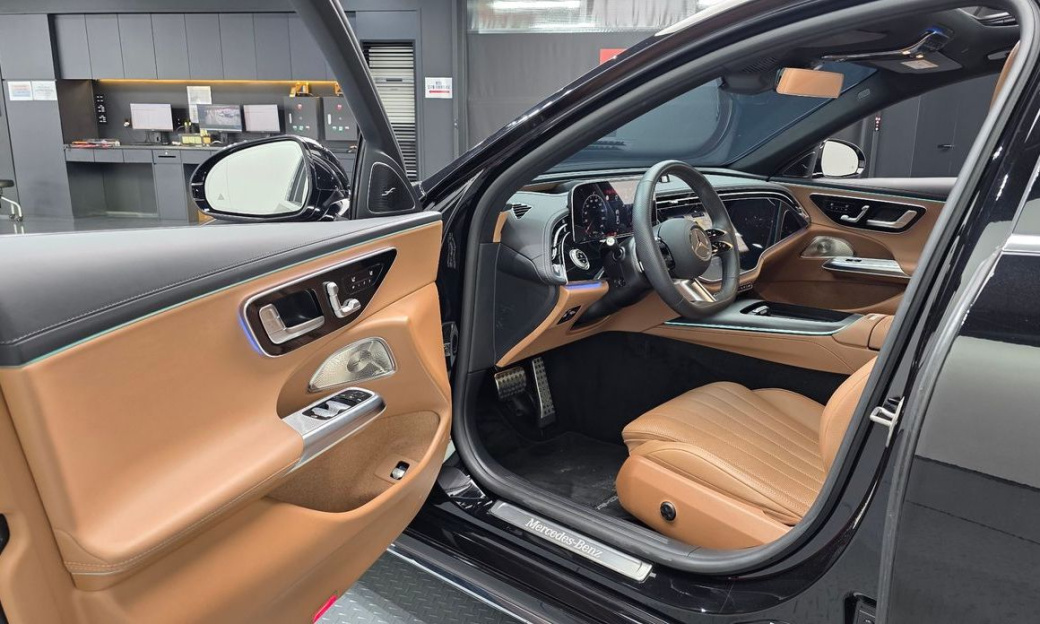Mercedes-Benz E-Class E300 4MATIC AMG Line, 2025
