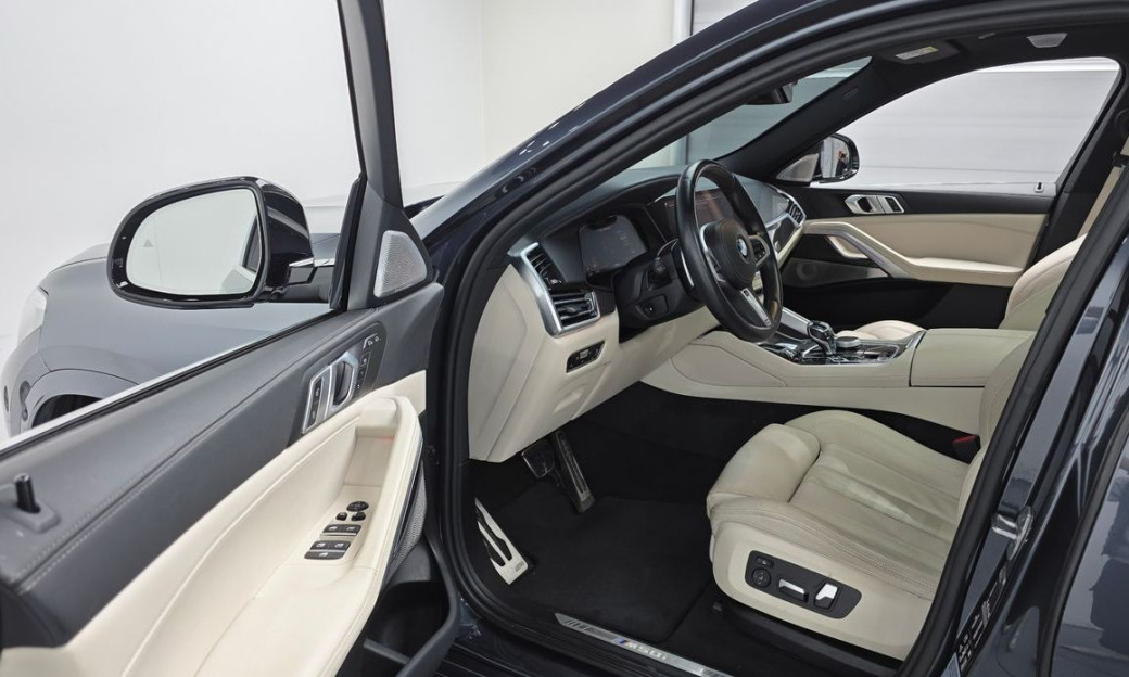 BMW X6 M50i, 2022