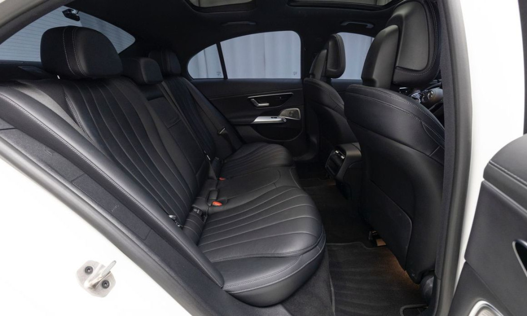 Mercedes-Benz E-Class E350 4MATIC Exclusive, 2025