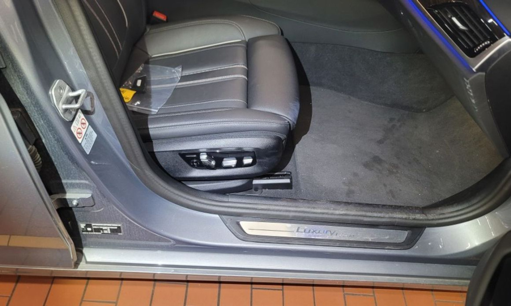 BMW 5-Series 520i Luxury, 2023