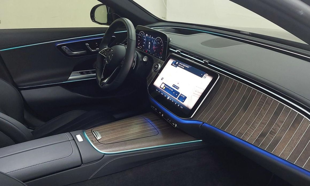 Mercedes-Benz E-Class E300 4MATIC Exclusive, 2025