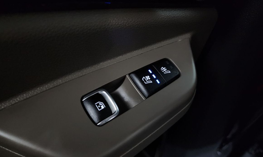 Kia Carnival 9-Seater Signature, 2024