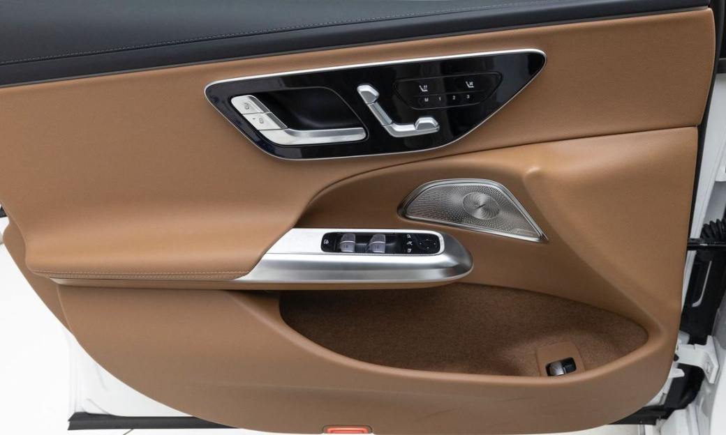 Mercedes-Benz E-Class E300 4MATIC Exclusive, 2026