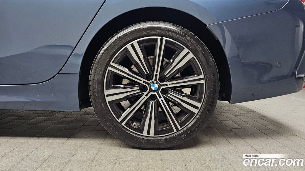 BMW 3-Series 320i, 2025