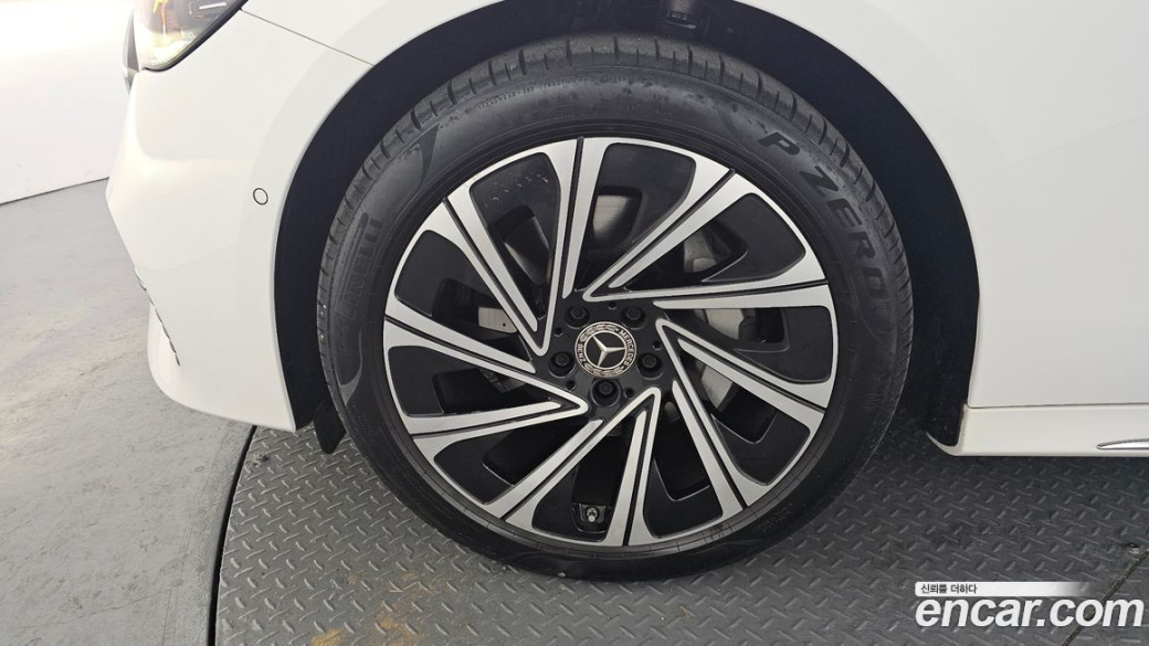 Mercedes-Benz E-Class E300 4MATIC Exclusive, 2025