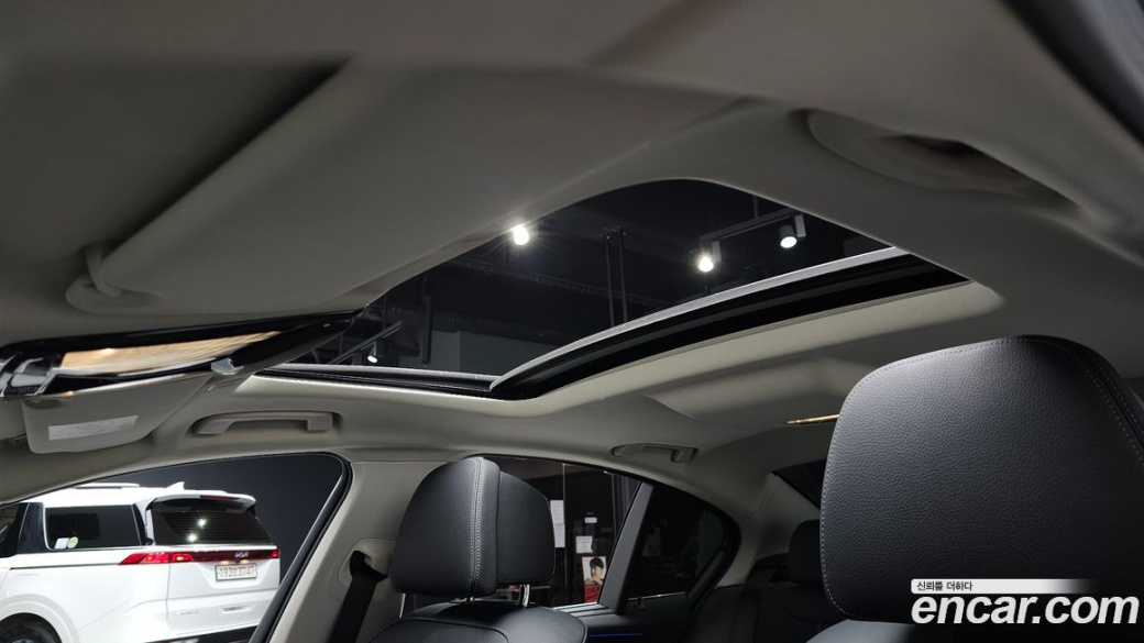 BMW 5-Series 520i Luxury, 2023