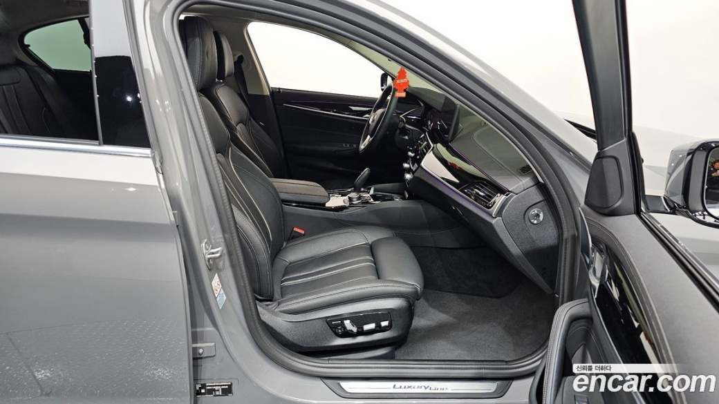 BMW 5-Series 520i Luxury, 2022