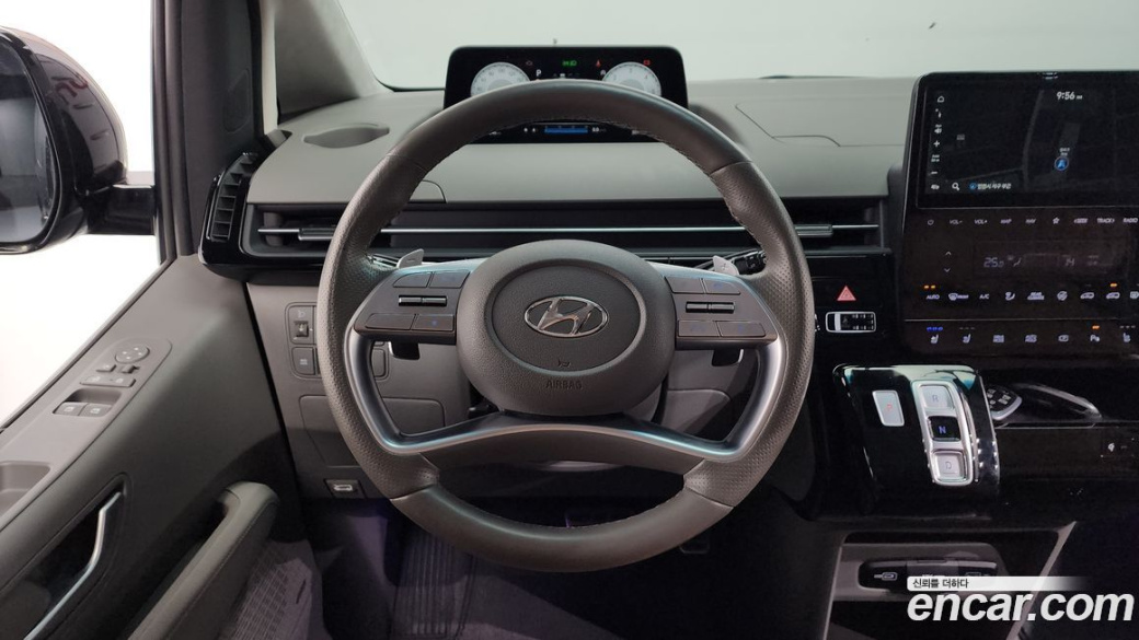Hyundai Staria 4WD Lounge 9-Seater, 2022