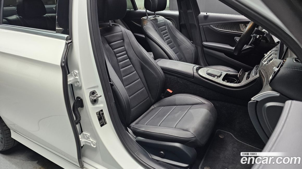Mercedes-Benz E-Class E350 4MATIC AMG Line, 2022