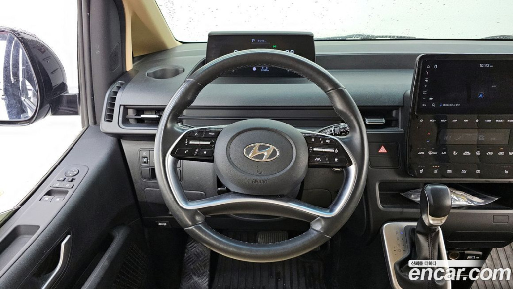 Hyundai Staria Tourer 11-Seater, 2023