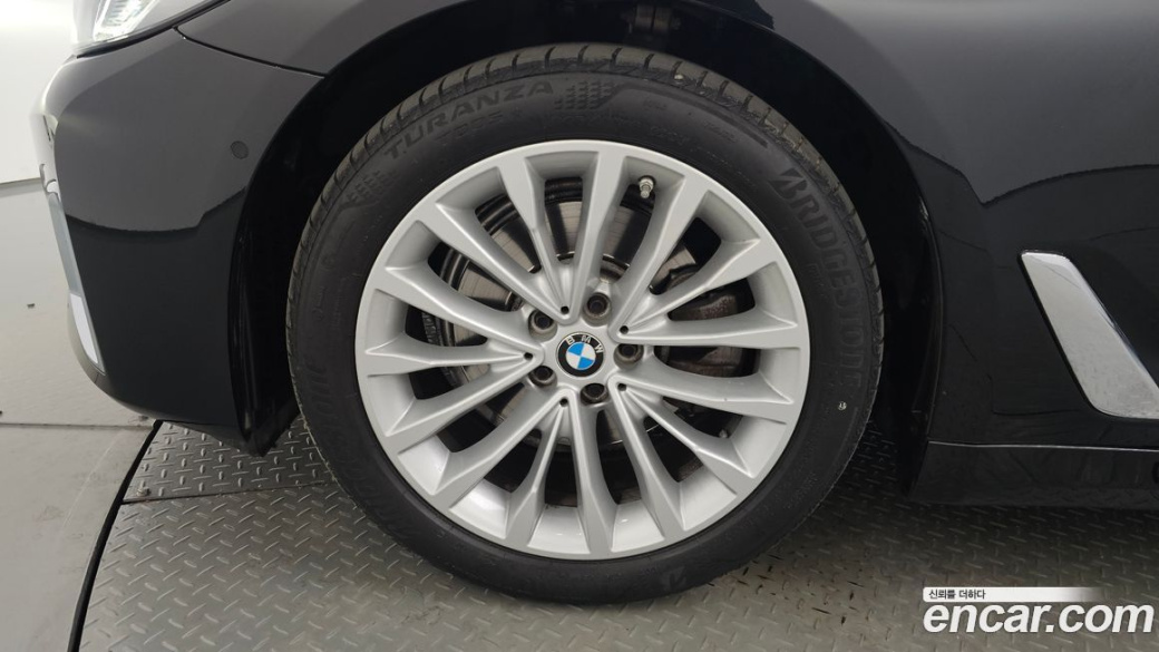 BMW 5-Series 520i Luxury, 2022
