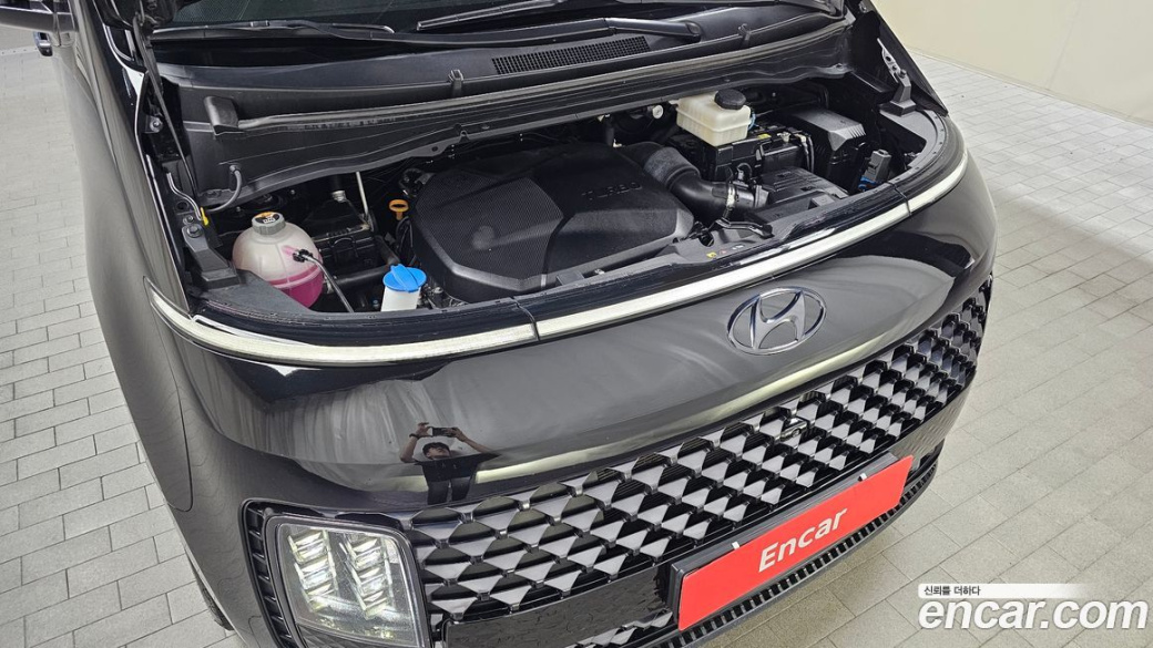 Hyundai Staria Lounge 9-Seater, 2023