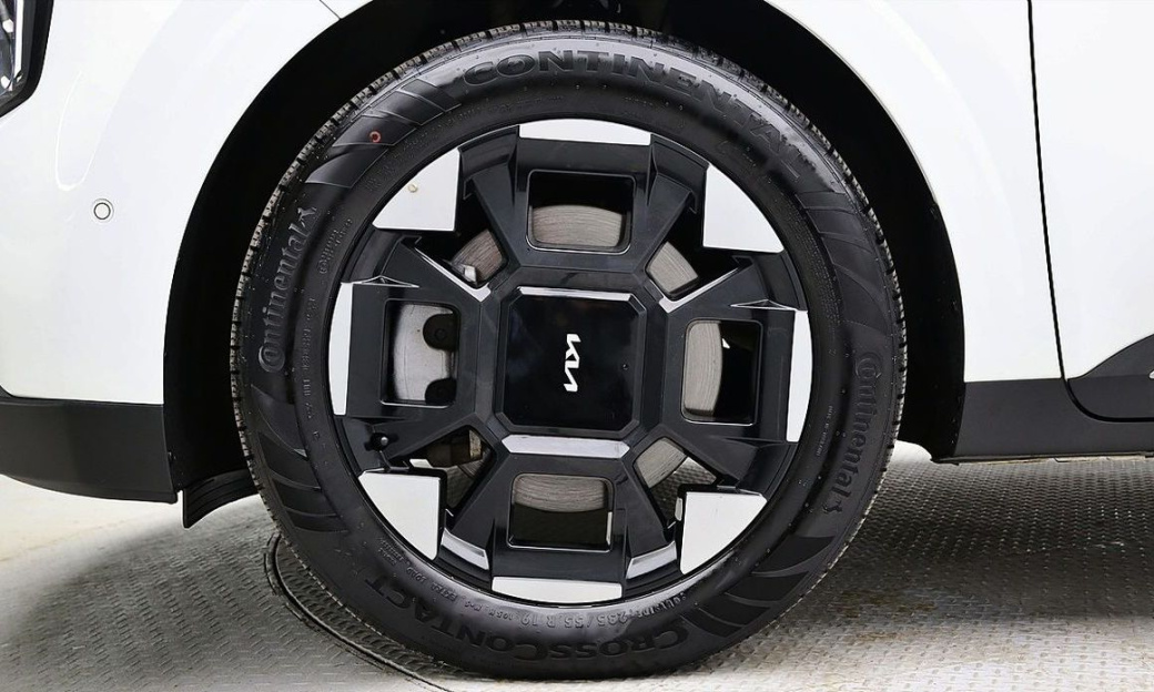 Kia Carnival 9-Seater Signature, 2024