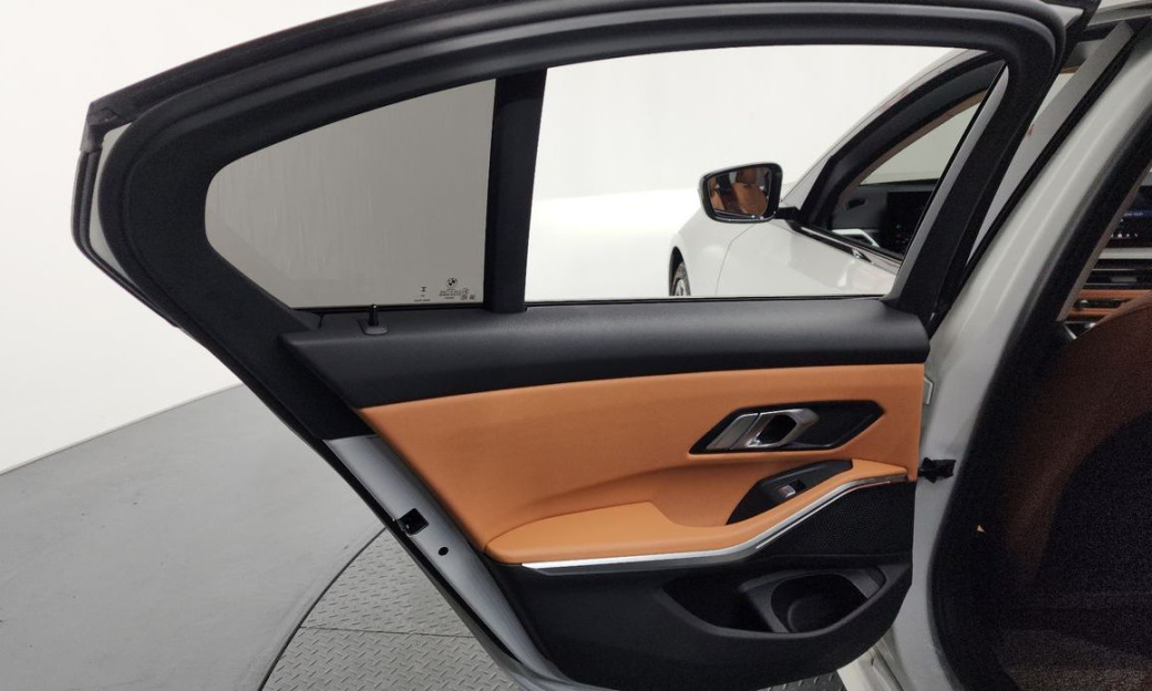 BMW 3-Series 320i, 2025