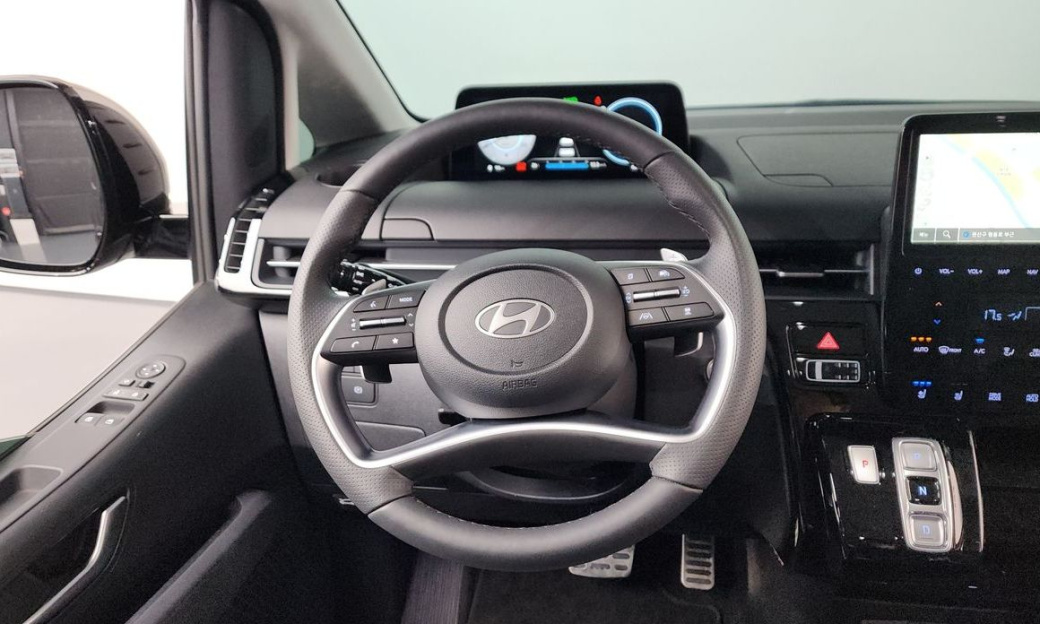 Hyundai Staria Lounge 9-Seater, 2025