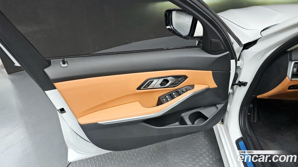 BMW 3-Series 320i, 2023