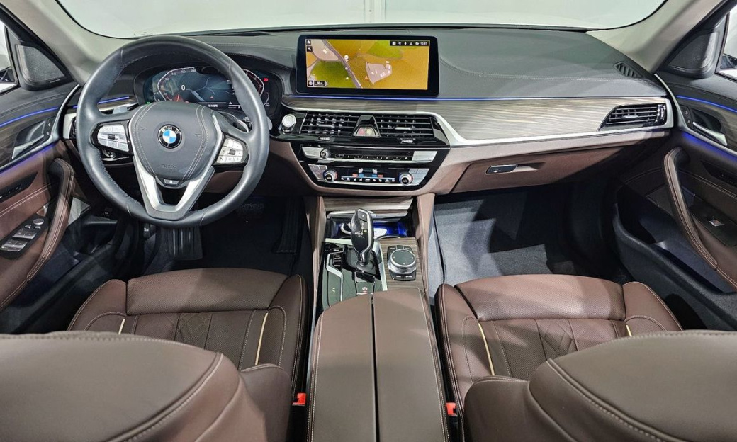 BMW 5-Series 530i Luxury, 2022