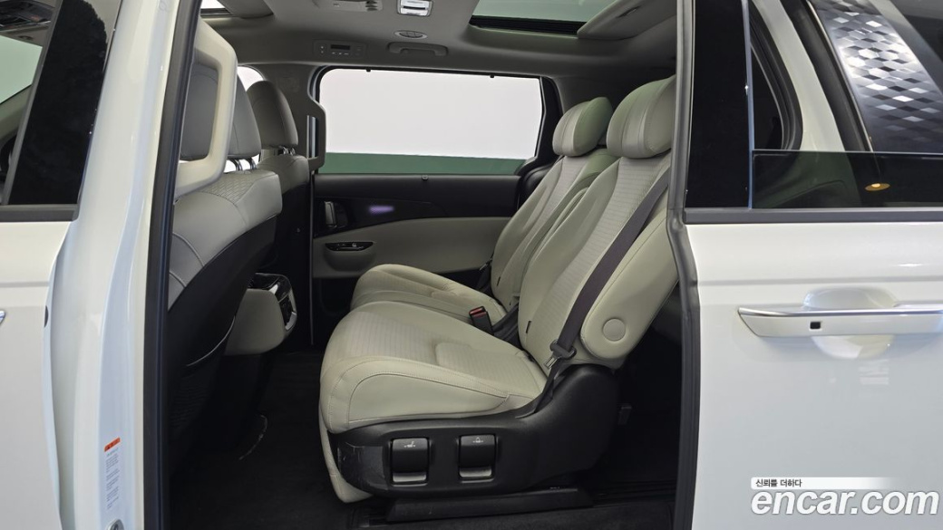 Kia Carnival 7-Seater Signature, 2023
