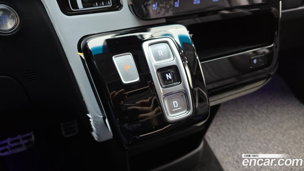Hyundai Staria 4WD Lounge 9-Seater, 2025