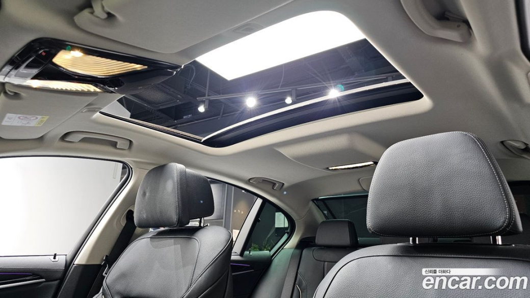 BMW 5-Series 520i Luxury, 2022