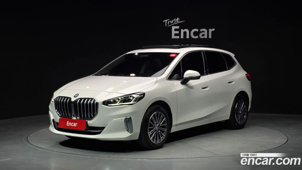BMW 2-Series 220i Luxury, 2024