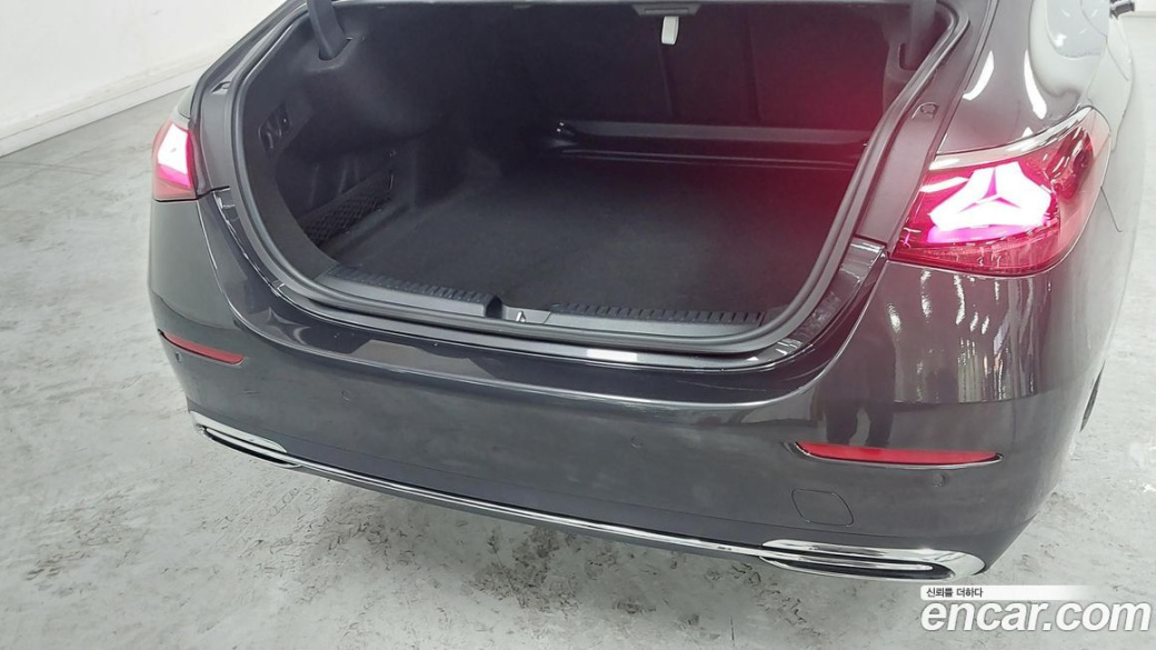 Mercedes-Benz E-Class E300 4MATIC Exclusive, 2025