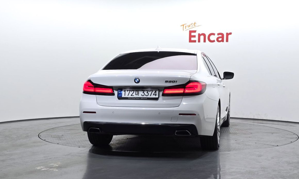 BMW 5-Series 520i Luxury, 2023