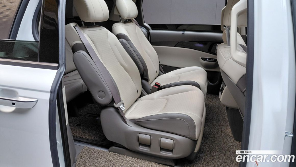 Kia Carnival 7-Seater Signature, 2023