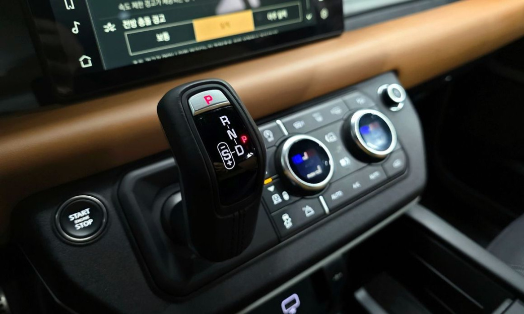 Land Rover Defender 110 P300 X-Dynamic SE, 2024