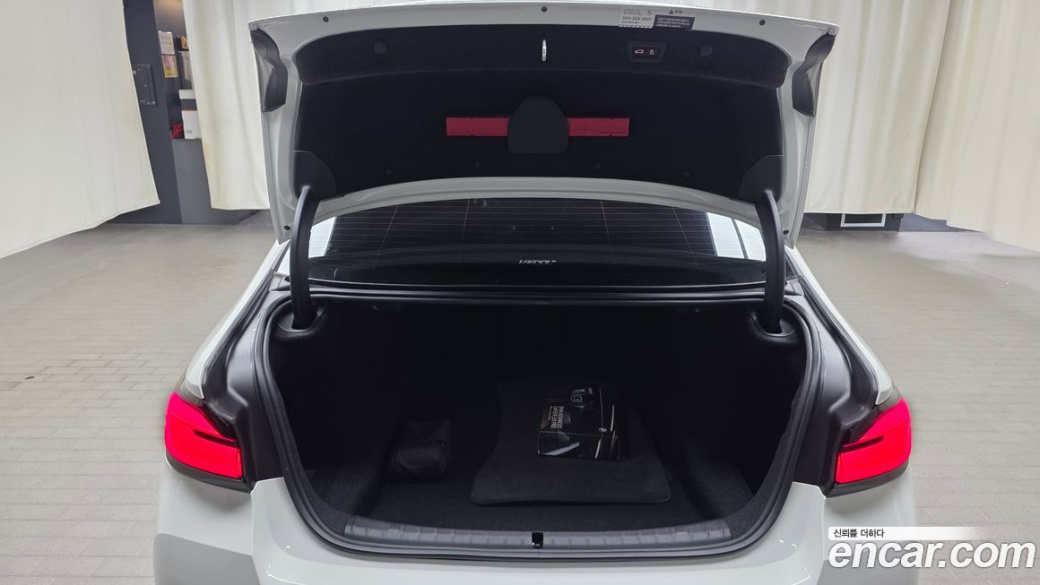 BMW 5-Series 520i M Sport, 2023