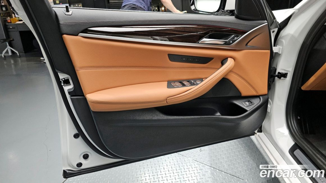 BMW 5-Series 520i Luxury, 2023