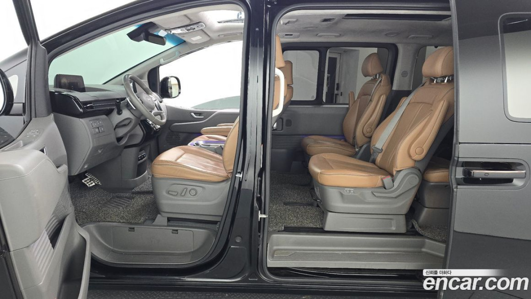 Hyundai Staria Lounge 9-Seater, 2022